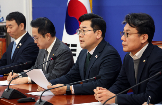 박찬대 더불어민주당 원내대표가 19일 오전 국회에서 열린 정책조정회의에서 발언을 하고 있다. 연합뉴스